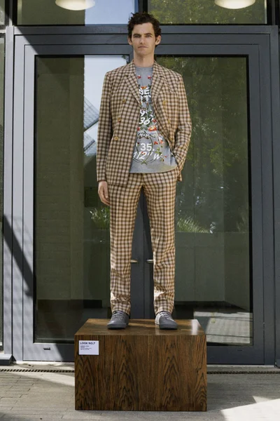 Look 7